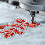 Trendy w hafcie komputerowym 2025 – modne wzory, kolory i technik