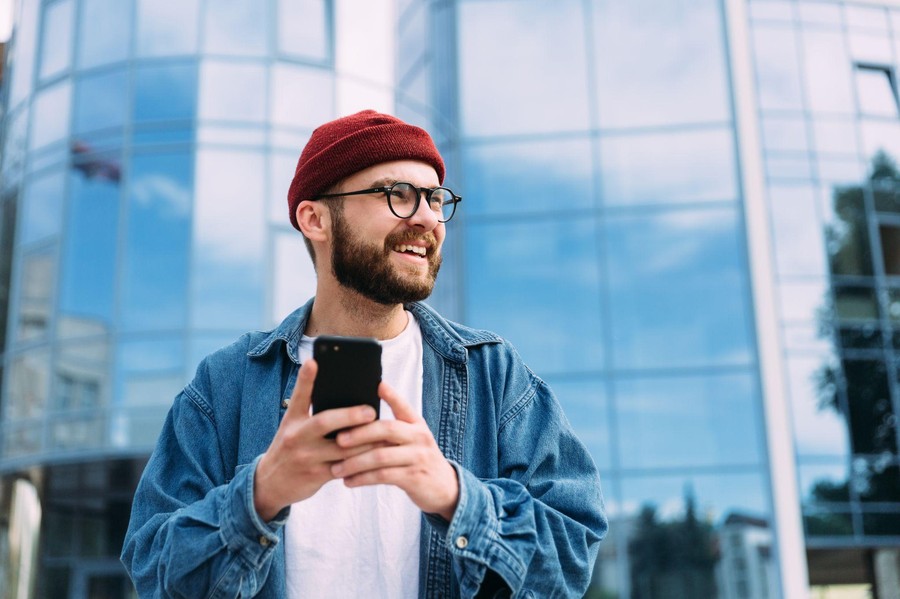 Jaki smartfon do 1500 zł wybrać w 2026 roku? Na co zwrócić uwagę w tańszych modelach