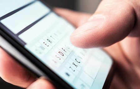 Pisanie wiadomości tekstowej na smartfonie